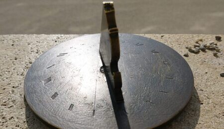 wood-sun-clock-ceramic-iron-shape-842815-pxhere.com_-scaled-e1725282902961.jpg