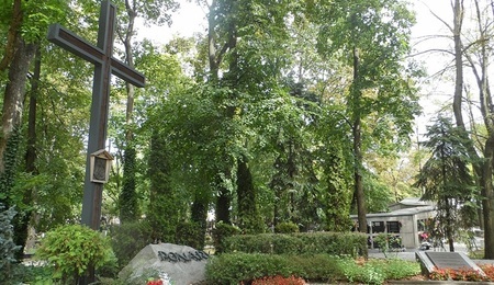 Ponary_massacre_memorial_at_Powazki_Military_Cemetery_in_Warsaw_01.jpg