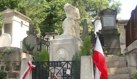 Pere_Lachaise_Cemetery_-_Tomb_of_Frederic_Chopin_Paris_2011.jpg