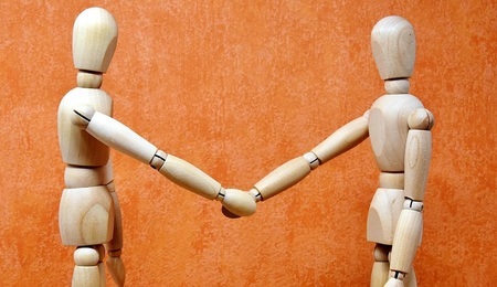 holding-hands-3147067_1280.jpg