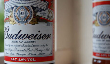 Budweiser_bottle_close-up-scaled-e1744706860789.jpg
