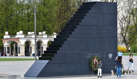 1042px-Pomnik_Ofiar_Tragedii_Smo.jpg