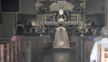 priest-7287214_1280-e1743849308284.jpg