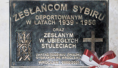 Tablica_poswiecona_Zeslancom_Sybiru_we_Wroclawiu-e1746951933661.jpg