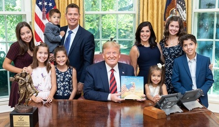 Campos-Duffy_introduced_a_book_to_Donald_Trump.jpg