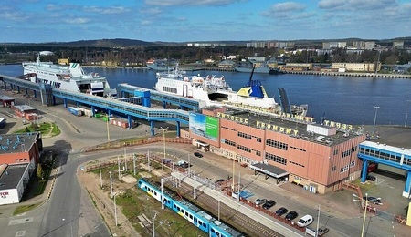 1080px-Swinoujscie_terminal_prom.jpg
