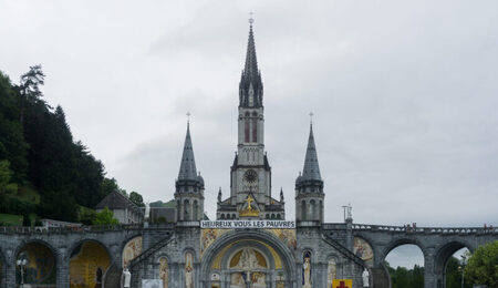 Rosary_Basilica_in_Lourdes_9_August_2019-scaled-e1753774334390.jpg