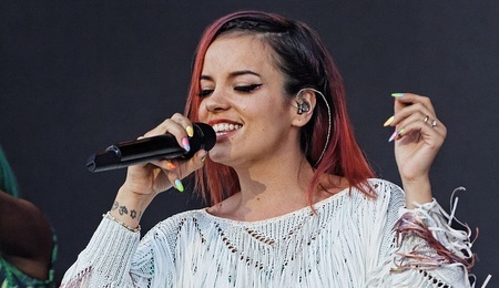 Festival_des_Vieilles_Charrues_2014_-_Lily_Allen_-_046.jpg