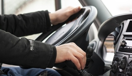 driver-3978839_1280-1.jpg