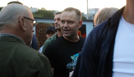 mid-25801823.jpg