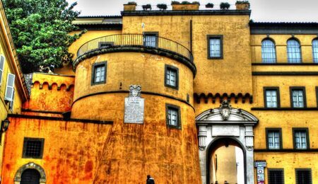 Castel_Gandolfo_Albaner_Berge_Provinz_Rom_-_Stadttor_8260171881-scaled-e1754502273843.jpg
