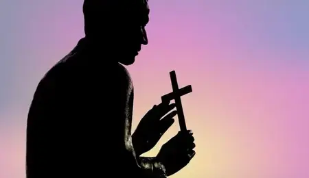 priest-5999746_1280-900x550 (1).webp