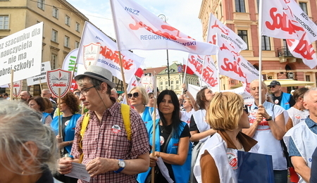mid-25913184-2.jpg