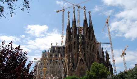 sagrada-familia-536856_1280-e1756971420565.jpg
