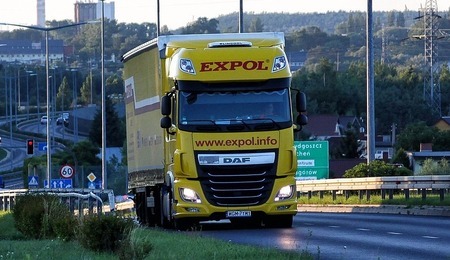 truck-2542736_1920-1.jpg