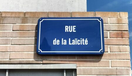 Plaque_Rue_de_la_Laicite_Nantes_01-scaled-e1767871212866.jpg