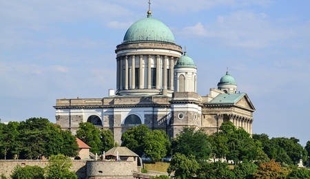 Basilica_in_Esztergom_Hungary_01 (1).jpg
