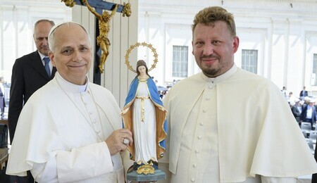 Gietrzwald-figura-Leon-XIV.jpg