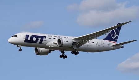 LOT_Boeing_787-8_SP-LRA_arrives_London_Heathrow_11Apr2015_arp.jpg
