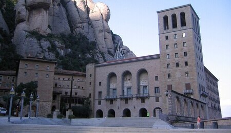 1280px-Montserrat_monasterio.jpg