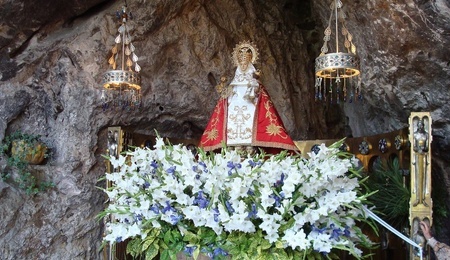 Santuario_de_Covadonga_y_alrededores_(Cangas_de_Onis)_-_0014_(30581952062).jpg