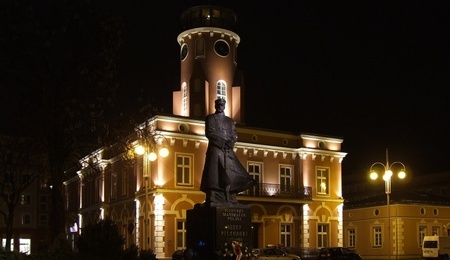 Ratusz_w_Czestochowie_noca.jpg