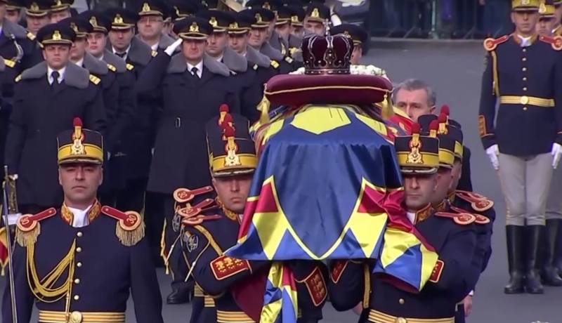 România și-a numit regele.  Mulțimea de la înmormântare urmărește filmul