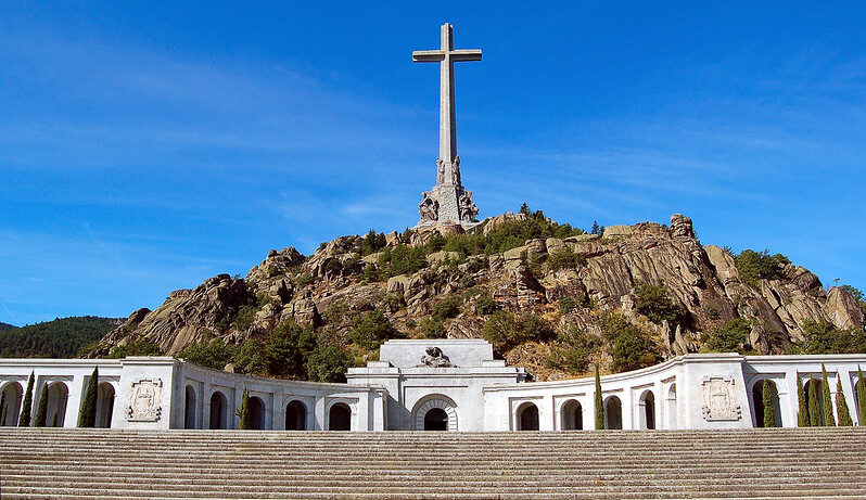 Periodista español pide que se derribe la cruz más grande del mundo. ¿Responderá en los tribunales?
