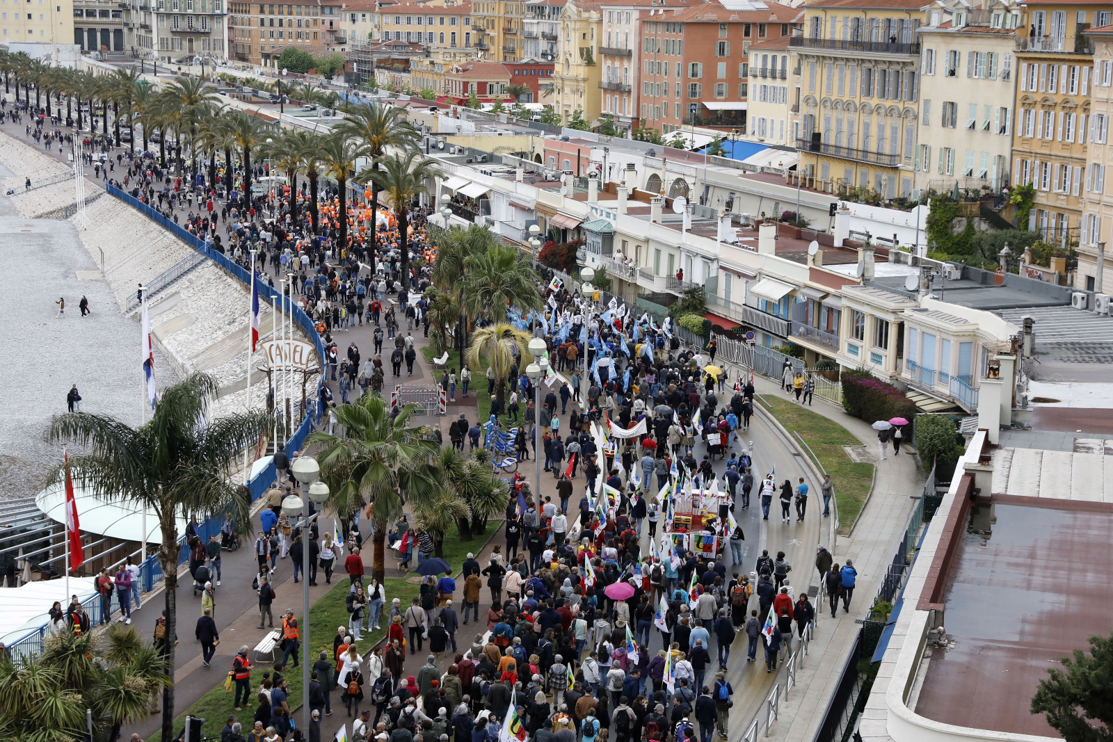 Krwawe starcia pierwszomajowe we Francji. Demonstranci rzucali w policję koktajlami Mołotowa [ZDJĘCIA]