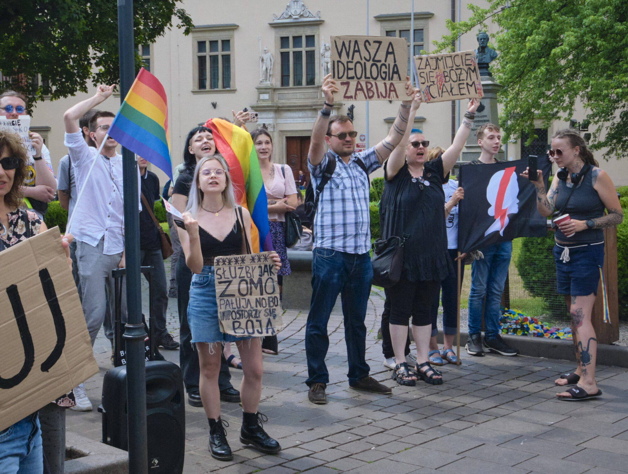 „Polsko! Walcz o swoje dzieci”. Krakowianie tłumnie wyrazili sprzeciw wobec deprawacji najmłodszych i zabijaniu nienarodzonych