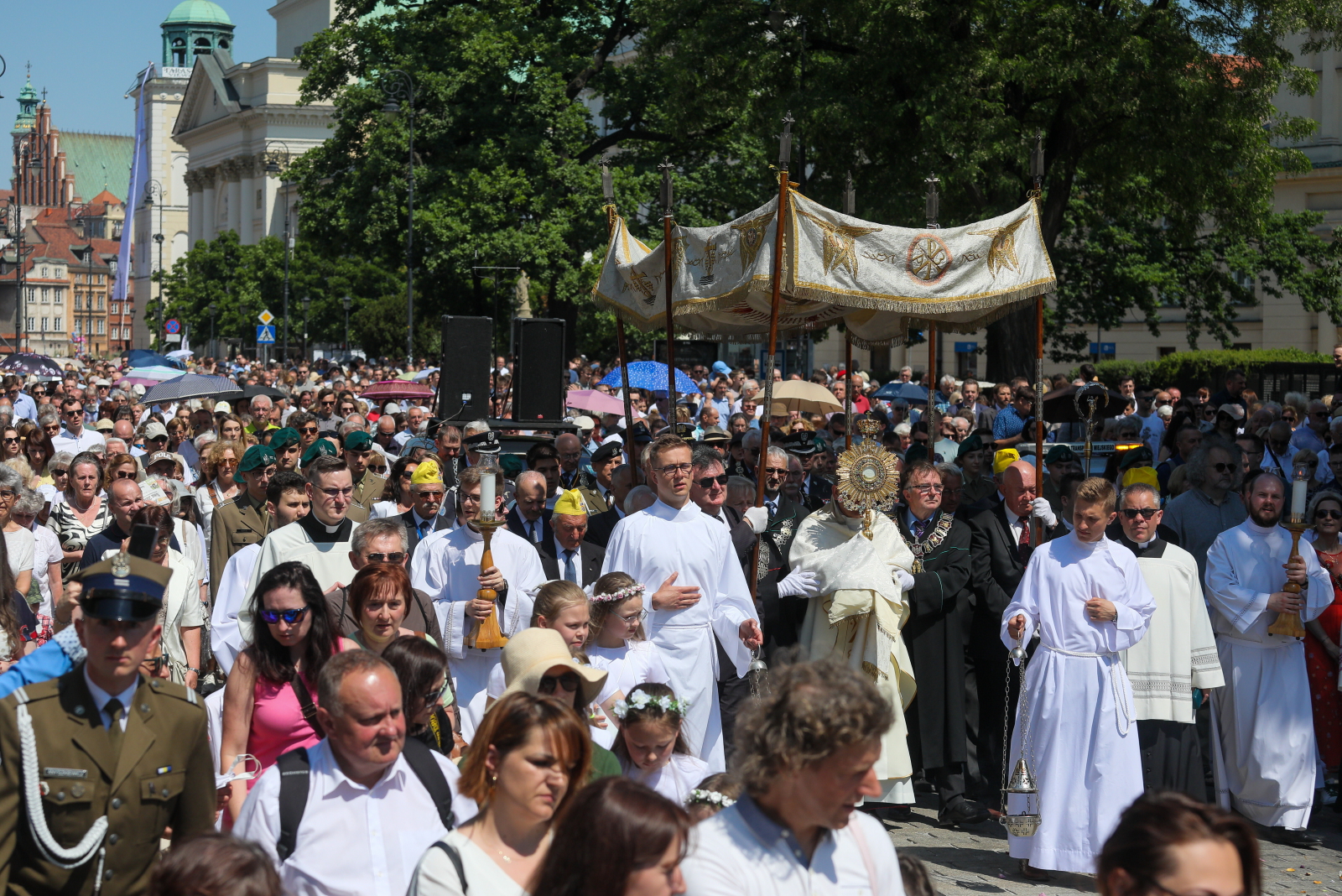 "Sław język tajemnicę Ciała i najdroższej Krwi!". Miliony Polaków na procesjach Bożego Ciała [GALERIA]