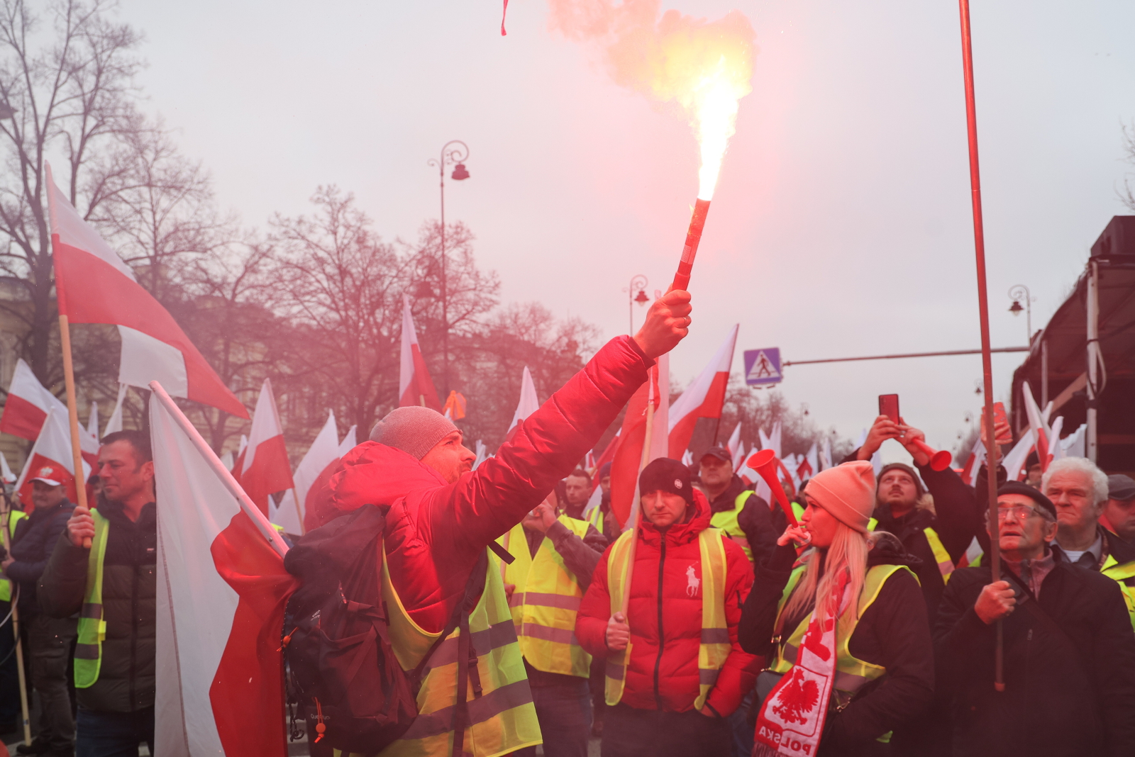 Warszawa w dymie gazu i rac. „Wymiana (nie)uprzejmości” między uczestnikami strajku rolników a policją [MOCNE ZDJĘCIA!]