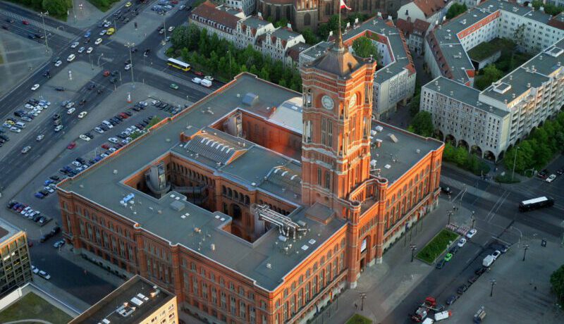 Biało-czerwona na ratuszu zamiast reparacji. Siedziba berlińskich władz upamiętnia Powstanie