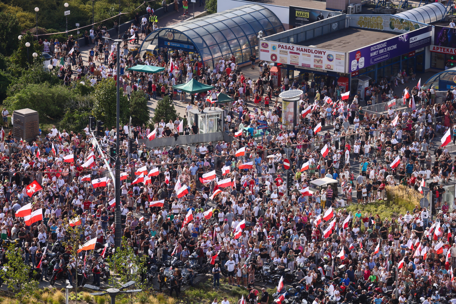 Krzyże, symbole Polski Walczącej i miliony biało-czerwonych flag. Polacy oddali hołd Powstańcom Warszawskim [NIESAMOWITE ZDJĘCIA]