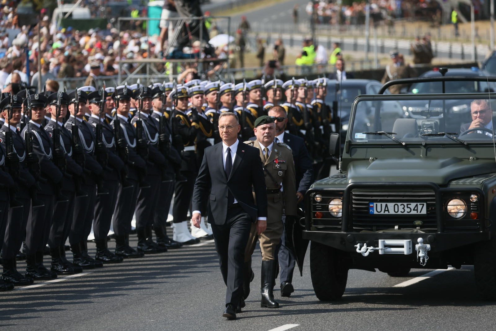 2 1000  soldiers and respective  100  pieces of military equipment at the parade on the occasion of Polish Army Day [SEE PHOTOS]