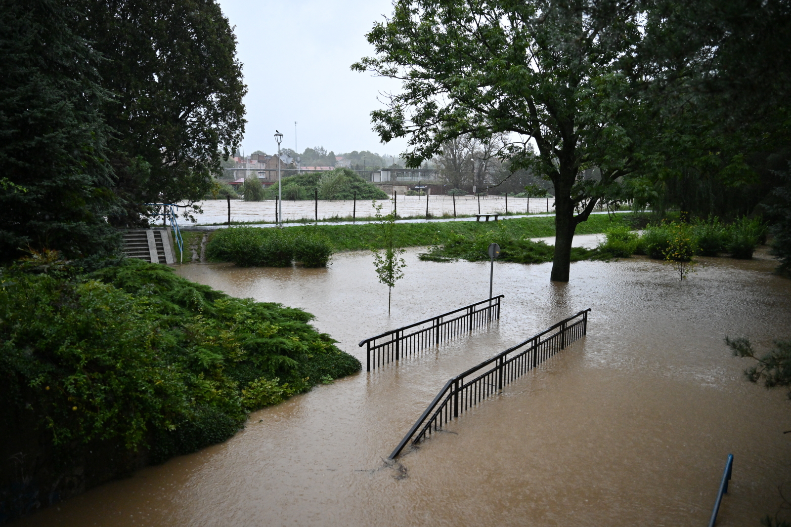 Polacy przegrywają nierówną walkę z żywiołem. Zerwane mosty, zalane domu, tysiące ewakuowanych [ZOBACZ DRAMATYCZNE ZDJĘCIA]