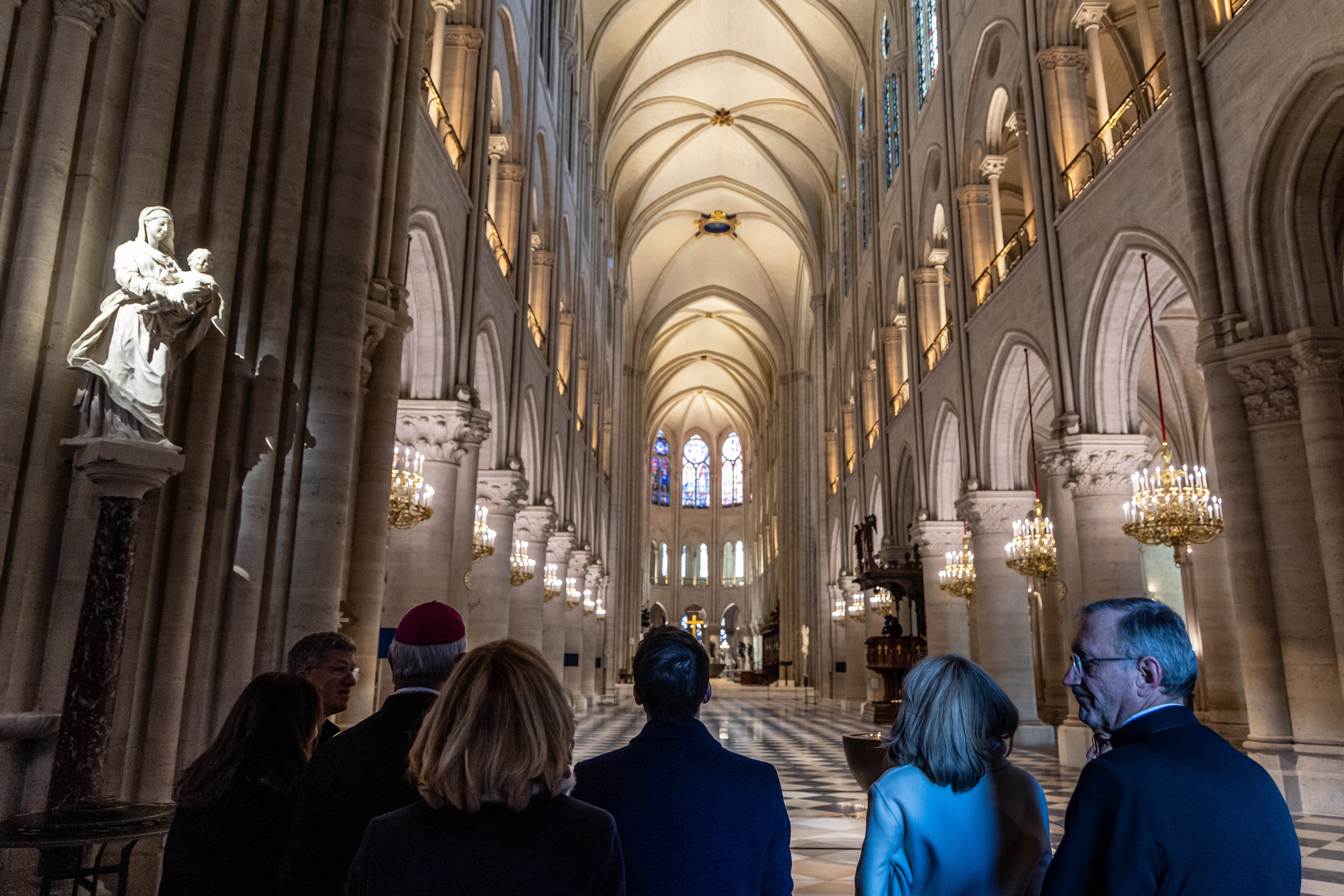 Macron odwiedził Notre Dame. Zdjęcia z wnętrza odbudowanej katedry