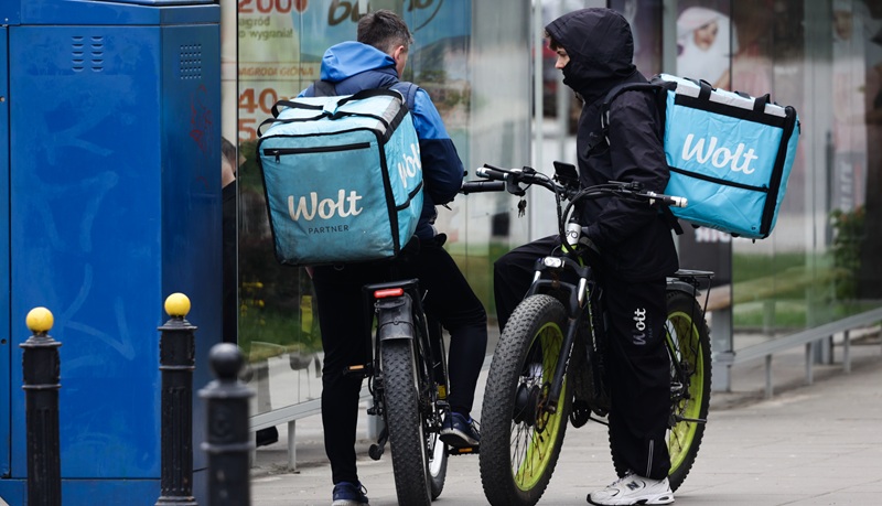 Nielegalnie pędzą „elektrykami” po ścieżkach rowerowych. Policja bagatelizuje problem