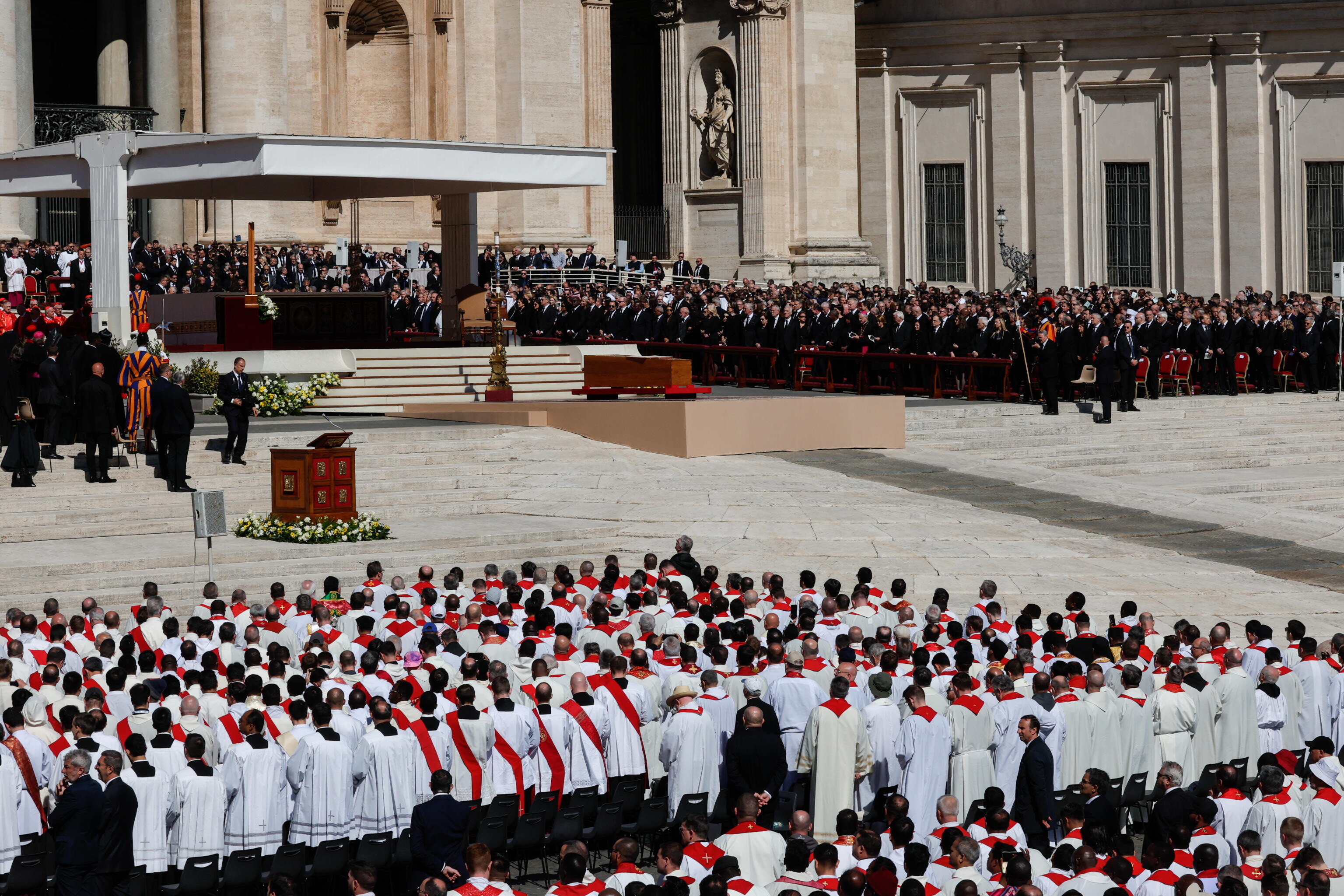 „Deklaracja z Abu Zabi” podczas homilii pogrzebowej Franciszka. Herezja pluralizmu wlecze się za nim i po śmierci.