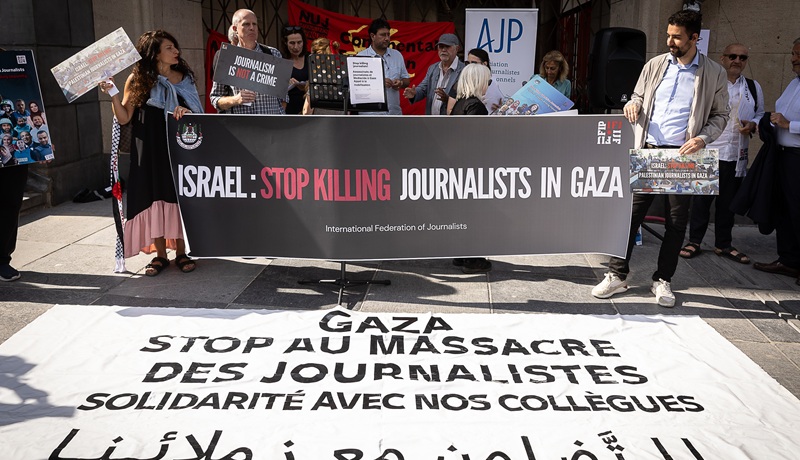 Novinarji obsojajo umore kolegov v Gazi, fotografinja prekinitve sodelovanje z Reutersom