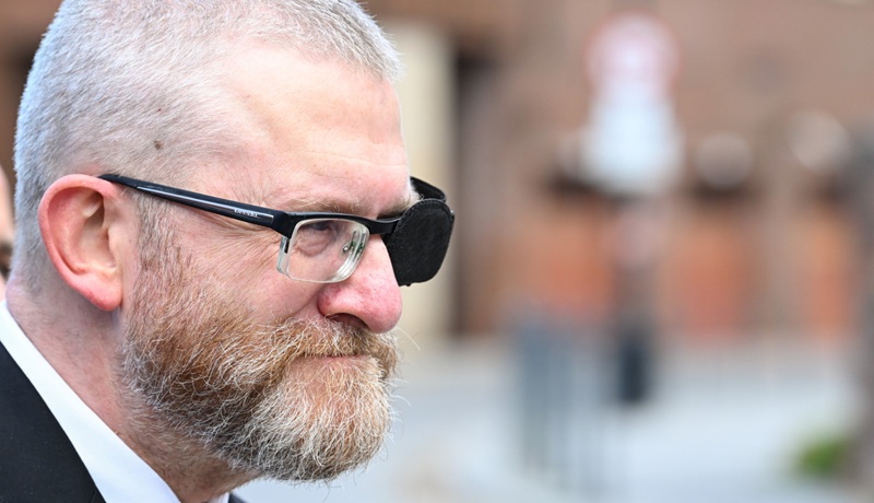 Poljski evroposlanec Grzegorz Braun ima težave z vidom