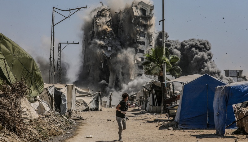 Izraelska ofenziva v Gazi se stopnjuje, Netanyahu pa poudarja uničenje Hamasa pred medijsko odobravanjem