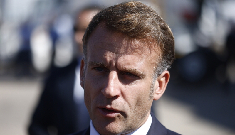 Macron se sooča s političnimi izzivi in upadom priljubljenosti v Franciji