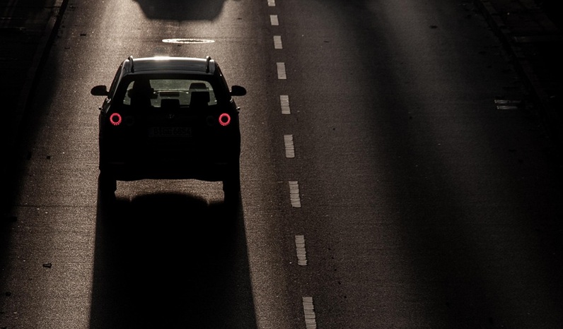 Celowo wjeżdżał autem w pieszych i rowerzystów. Przy zatrzymaniu użył słów „Allah Akbar”